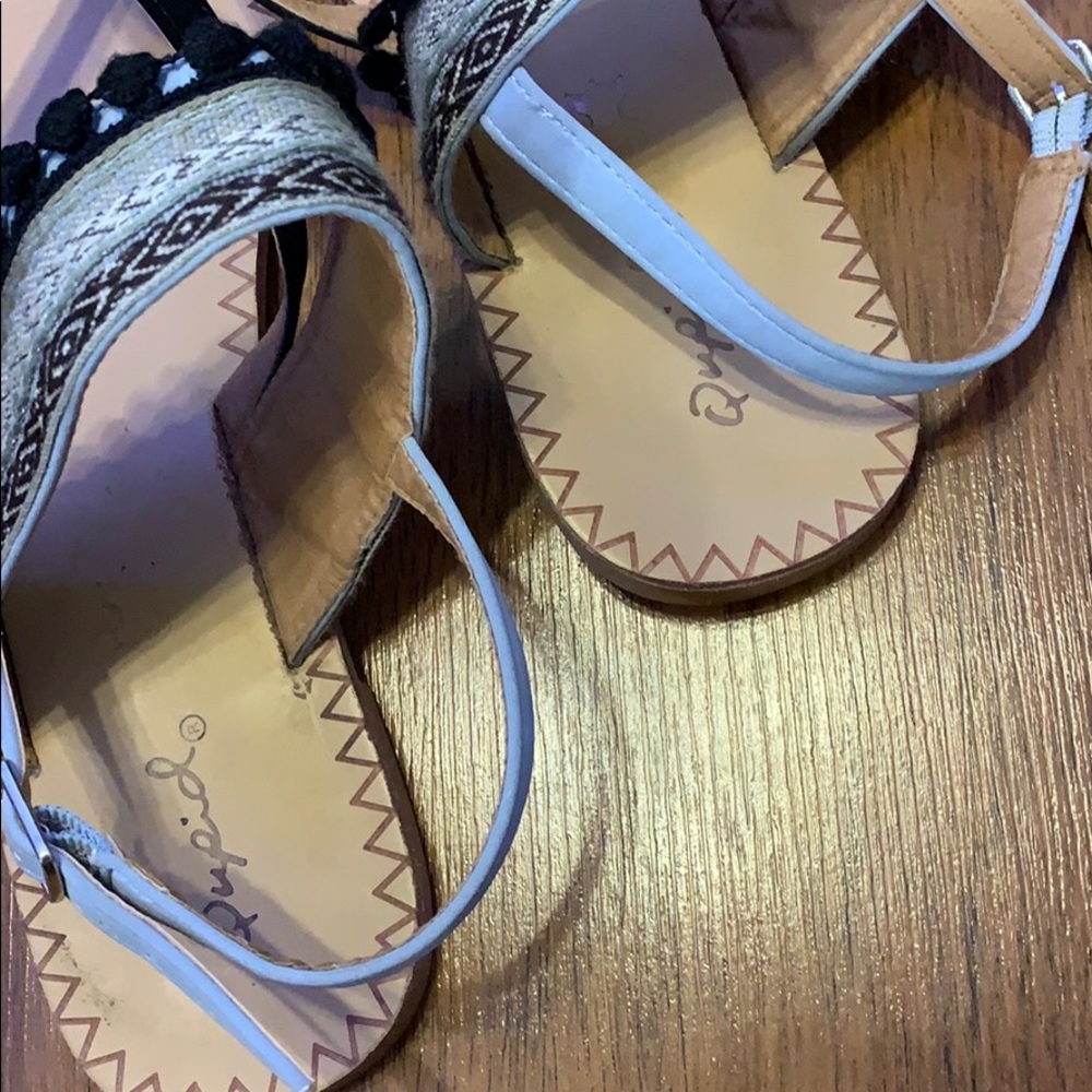 QUPID Sandals - Picture 3 of 4
